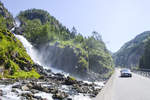 Der Zwillingswasserfall Låtefoss (Oddadalen, Norwegen) mit einer Fallhöhe von 165 Meter ist von der Straße RV 13 leicht zu erreichen.