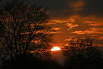 Kurz vor duster, Sonne verschwindet am Horizont bei Euskirchen - 22.03.2024