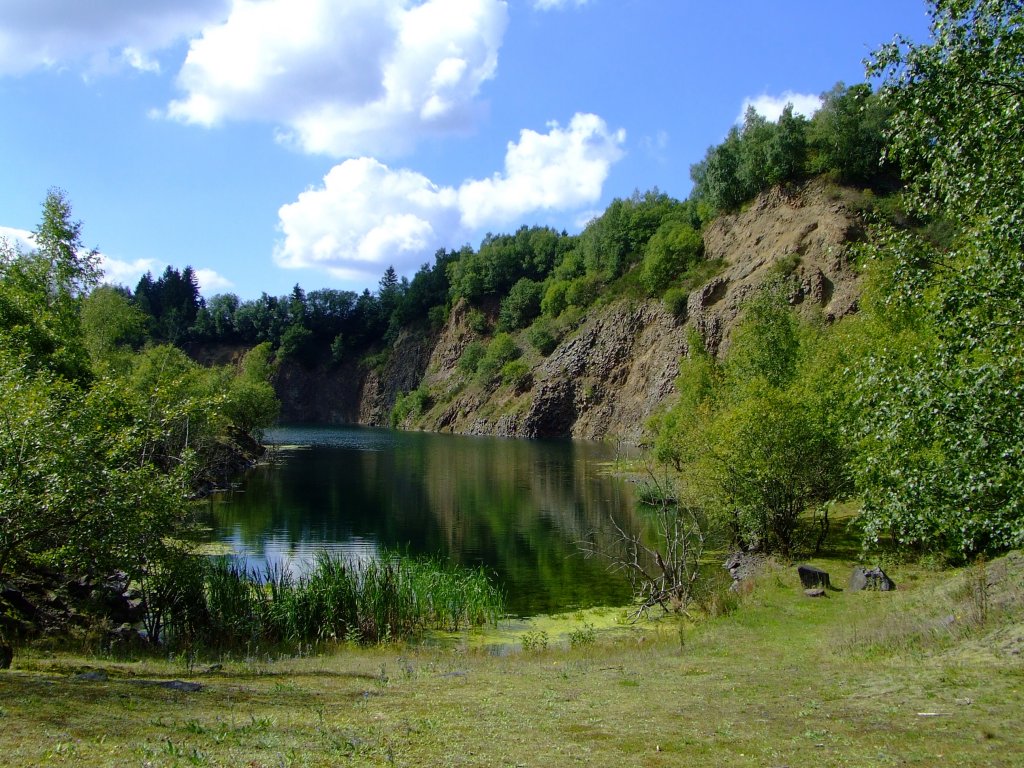 04.09.2010  der „Silbersee“ im Naturschutzgebiet Malscheid bei Herdorf. Der See Abbaukrater von dem Basaltabbau.