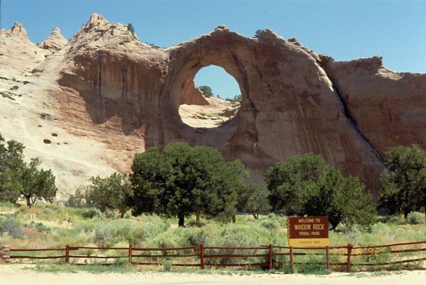 1992 in Arizona - Window Rock. Dieser Steinbogen, der  Fenster Felsen  ist das Wahrzeichen der Verwaltung der Navajo Indianer Verwaltung, die unterhalb dieser Felsformation ihren Sitz hat