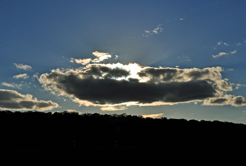 Abenddmmerung mit durch Wolken verdeckter Sonne ber der Eifel - 11.11.2012