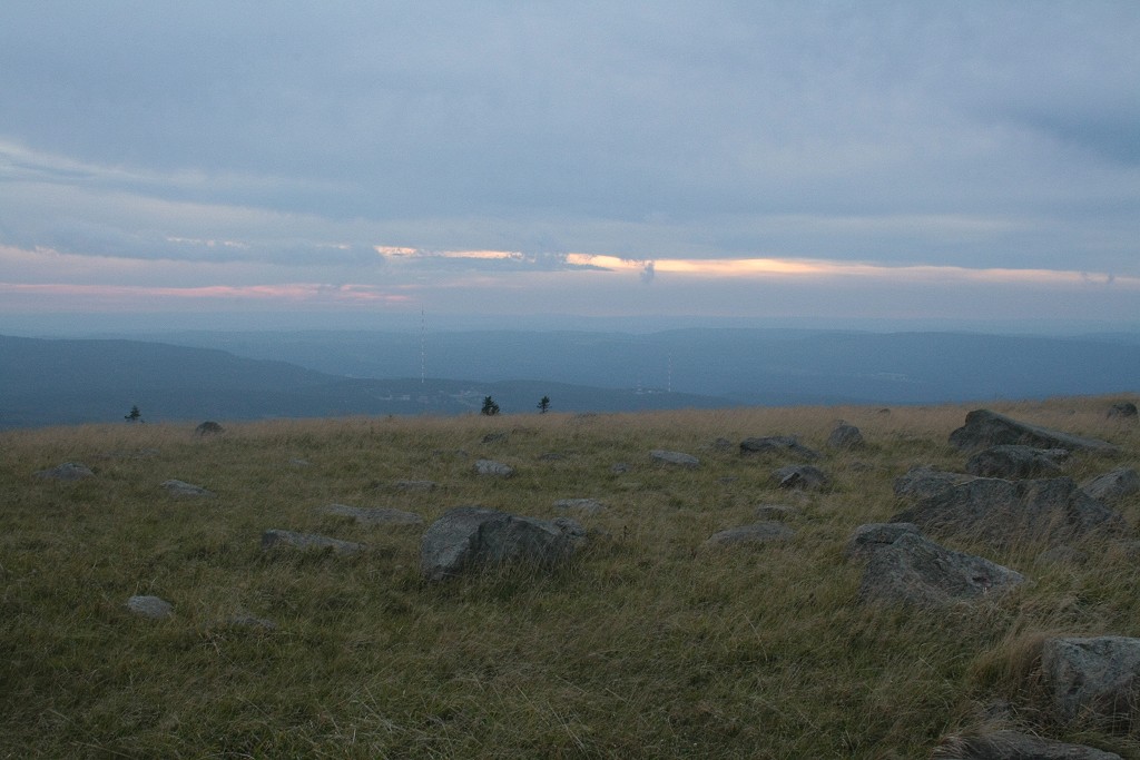 Abendstimmung auf dem Brocken vor Sonnenuntergang; Blick am 10.09.2011 vom Gipfel Richtung Westen ber Torfhaus, den Westharz bis zu Weserberglandschaften am Horizont.