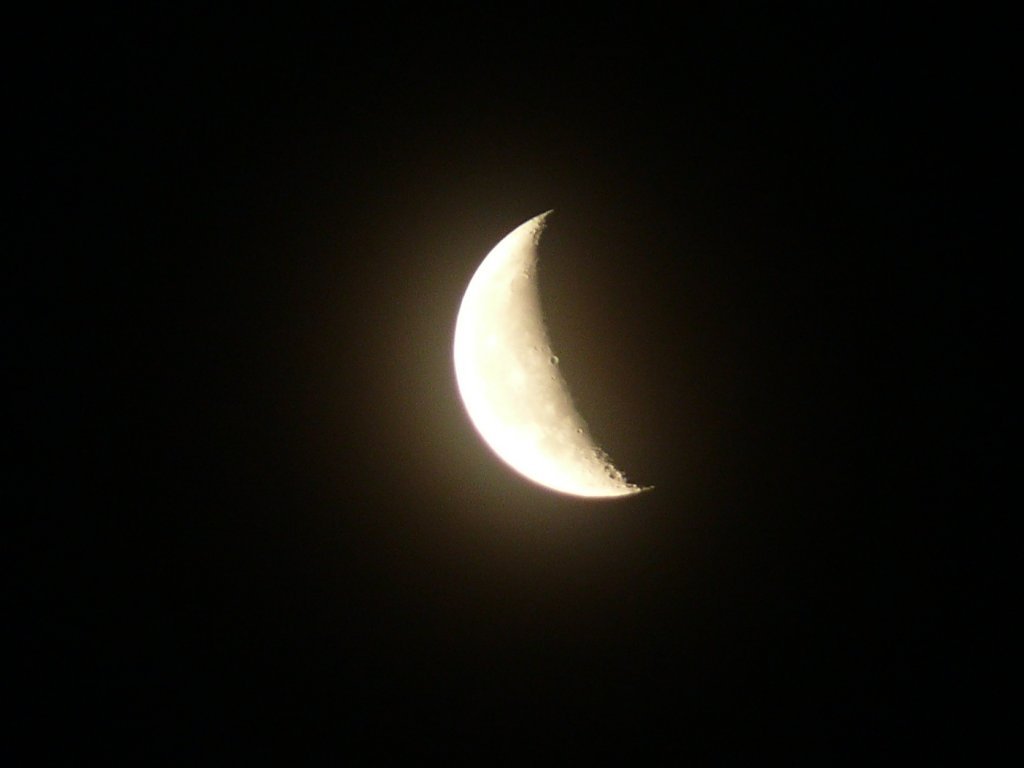 Abnehmender Mond an einem klaren, kalten Morgen im November; 30.11.2010
