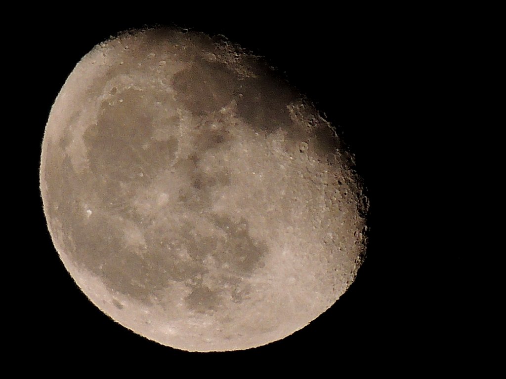 abnehmender Mond mit teilweiser Krateroberflche; 121102