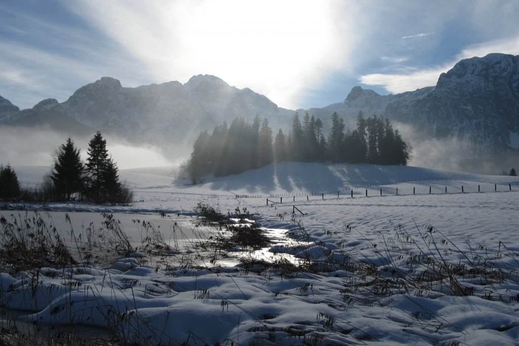Abtenau ( Tennengau ). Winterstimmung am Egelsee mit Tennengebirge im Hintergrund. 05.01.2013
