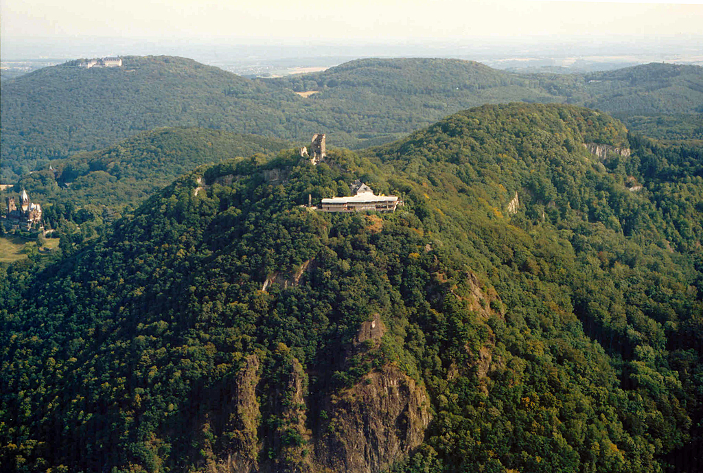 ltere Luftaufnahme vom Drachenfels-Siebengebirge, mit der Drachenburg am linken Bildrand und dem Hotel Petersberg (Gstehaus der Bundesregierung) im Hintergrund - 12.08.1992