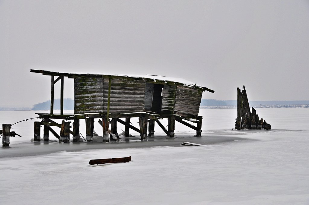 altes Badehuschen vor dem  Dnholm bei Stralsund im Eis des Strelasund, 22.01.2010