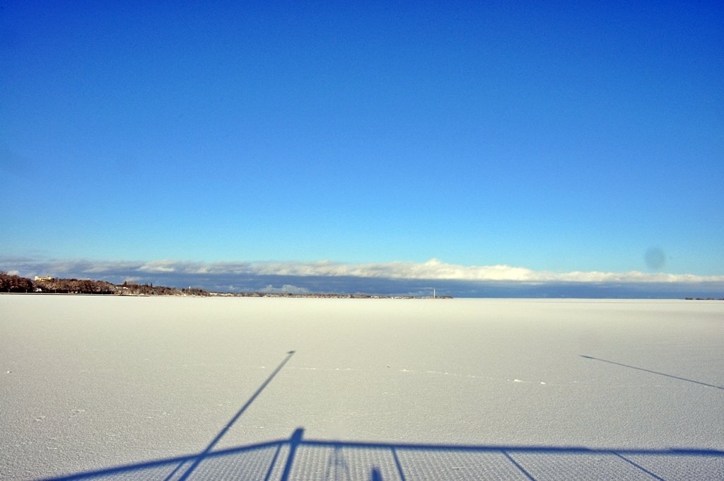 am Tag bevor  Daisy  kam, gefrorener Sund, schneebedeckt und ein klarer Blick bis zur Insel Hiddensee, gesehen vom Anfang der Stralsunder Mole mit Blickrichtung auf die Marine-Technik-Schule Parow am 08.01.2010