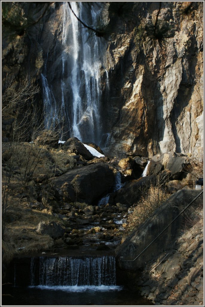 Am winterlichen Wasserfall  Pissevache  im Rhonetal.
(23.02.2011)
