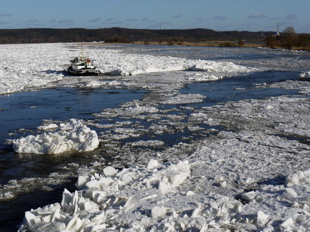 Auf der Elbe haben sich in groer Ausdehnung bereinander geschobene Eisschollen angesammelt. Dagegen kmpft der Eisbrecher BISON an. Geesthacht, 15.02.2012
