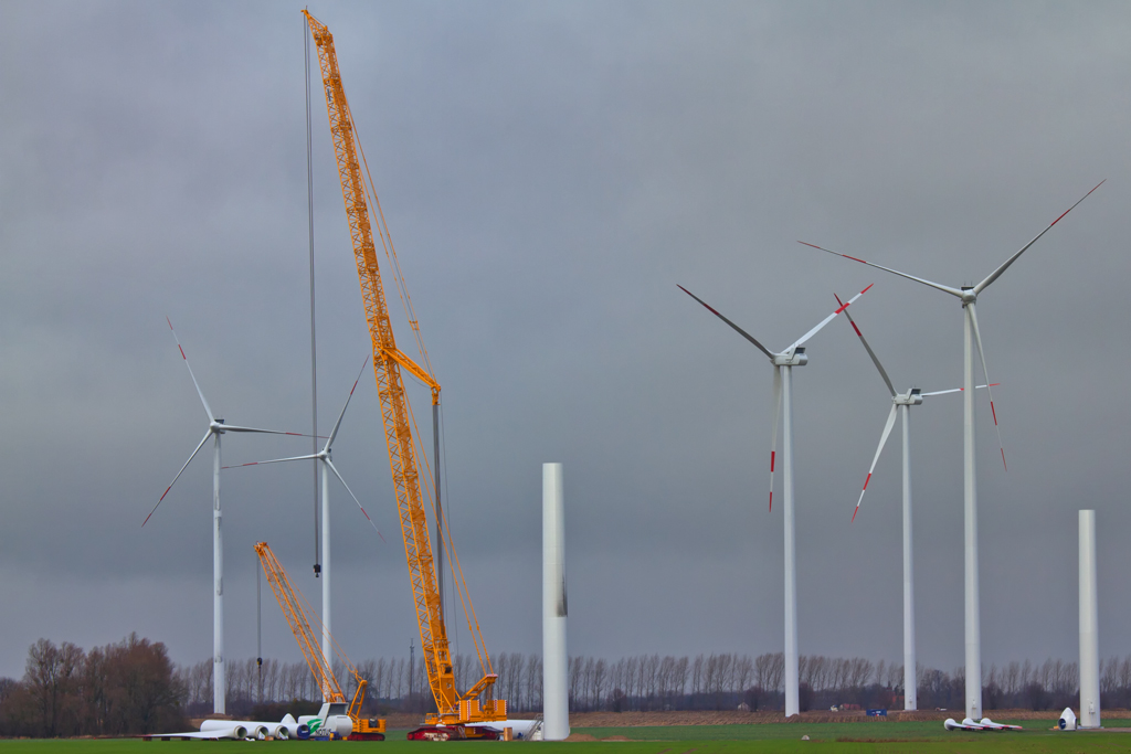 Aufbau einer Windkraftanlage an der B 109 bei Ducherow - 22.01.2012