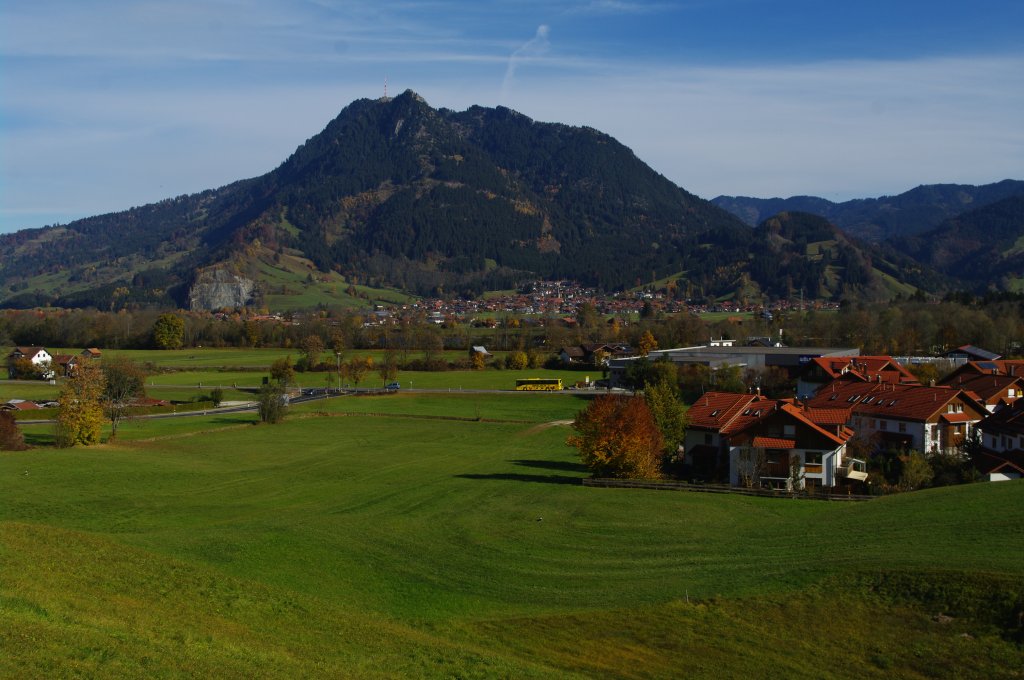 Ausblick auf den Berg Grnten (1738 Meter) von Seifriedsberg, am Fu des Berges liegt Rettenbach, Oberallgu (01.11.2011)