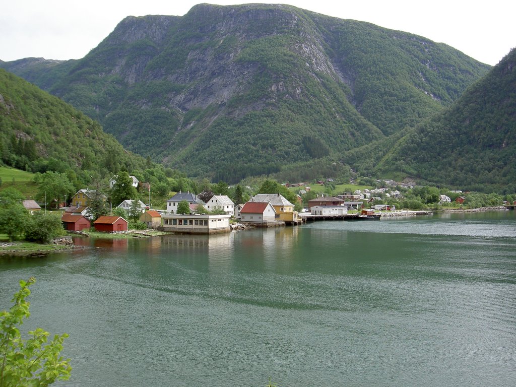 Aussicht auf Vadheim am Vadheimfjord, einem Seitenarm des Sognefjord, der Berg 
dahinter ist der Husedalen 732M. (26.06.2013)