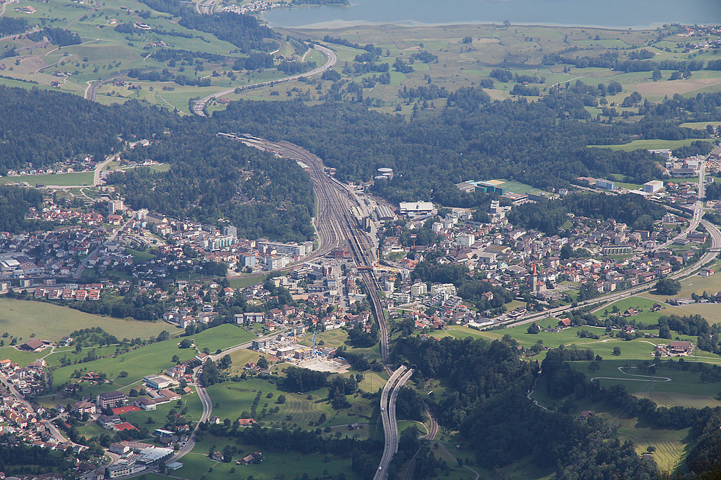 Aussicht von der Rigi in Richtung Sdosten, mit Fokus auf Goldau mit dem dominanten Bahnhof Arth-Goldau. Oben im Bild der Lauerzersee. 12. Aug. 2011, 14:33