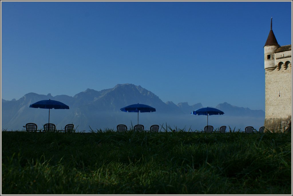 Bald werden hier die ersten Besucher des Chteau de Chillon nach erfolgter Besichtigung Platz nehmen und die Aussicht geniessen....
(29.09.2011) 