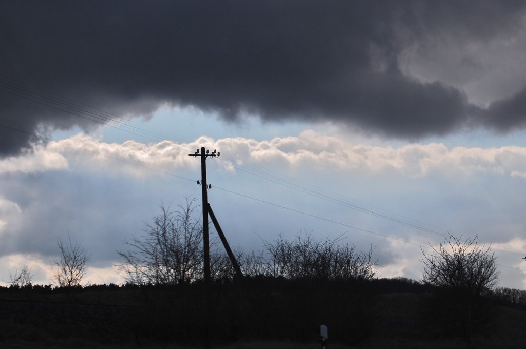 Bedrohliche Stimmung ber Birkenfeld in Mittelfranken am 20. Februar 2012 um 15:55. Die schwarzen Wolken deuten auf ein Gewitter hin, das in wenigen Minuten kommen wird.