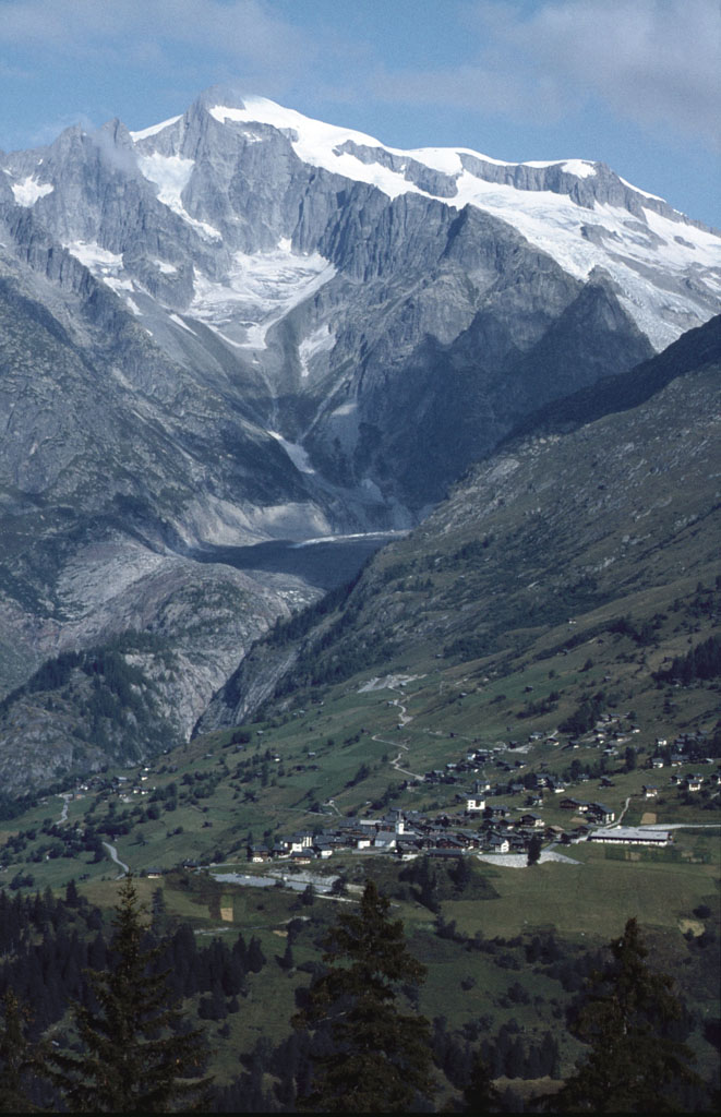 Bellwald mit Gro Wannenhorn (3905m) und Fieschergletscher, aufgenommen oberhalb von Ernen im Sommer 1981
