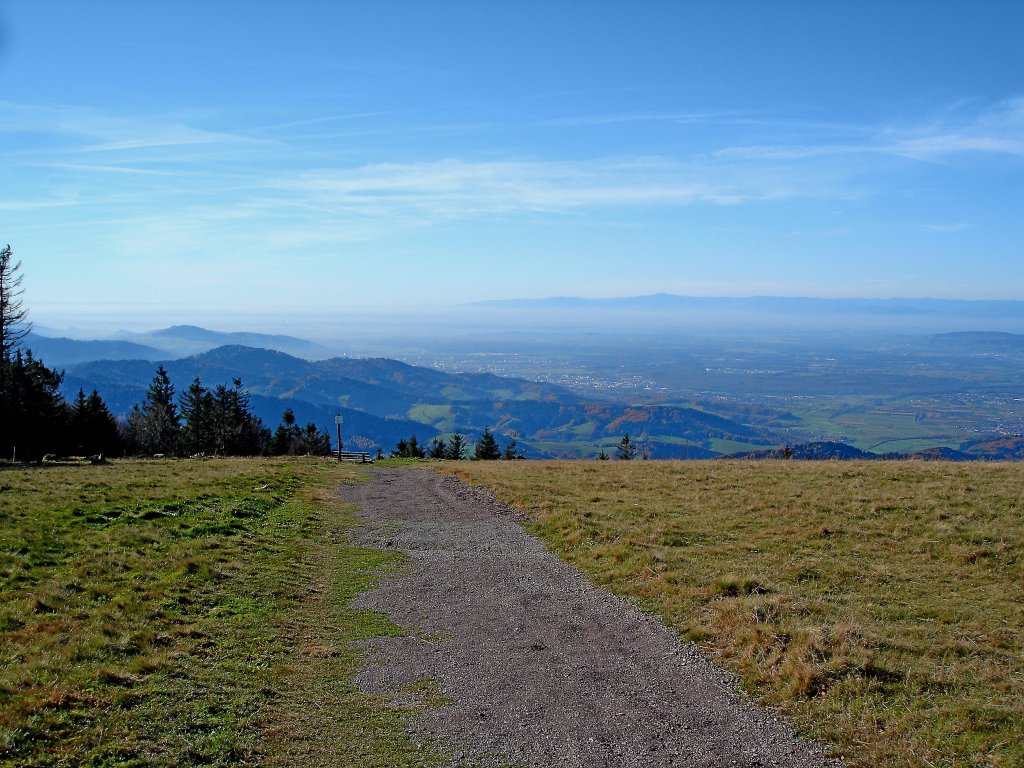 Blick vom 1241m hohen Kandel in die Rheinebene, ein Teil von Freiburg ist zu sehen und im rechten Hintergrund die Vogesen, Nov.2006