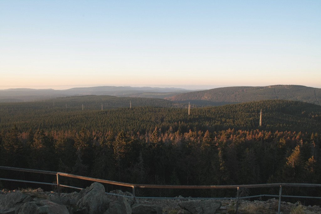 Blick am 02.10.2011 von der Felskanzel der Achtermannshhe Richtung Sdharz (links) und Rehberg (rechts) nach Sonnenaufgang. Jenseits des Harzes ist die Hainleite zu erkennen.