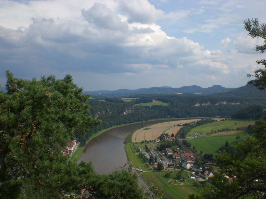 Blick auf den Kurort Rathen und die Elbe in der schsischen Schweiz.(24.7.2011)