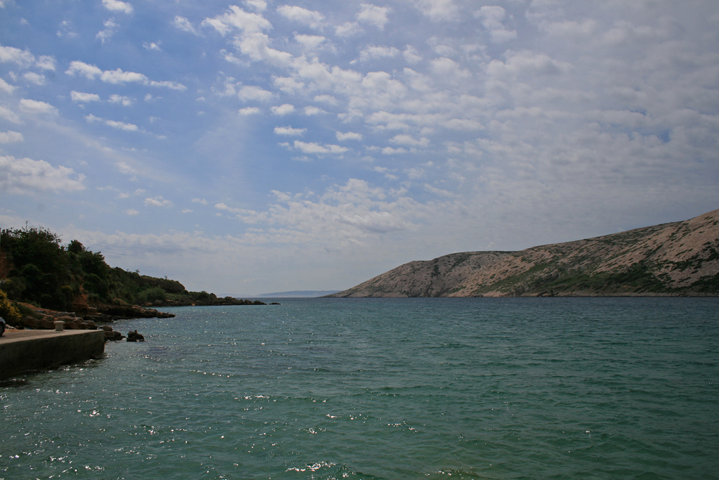 Blick auf das Meer von der Insel Rab aus (links zu sehen). Rechts ist die unbewohnte Nachbarinsel Dolin zu sehen. 30.05.2010.