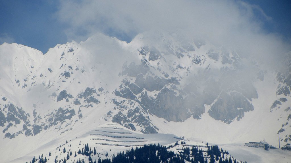 Blick auf die wolkenverhangene Nordkette ber Innsbruck am 2.4.2013.