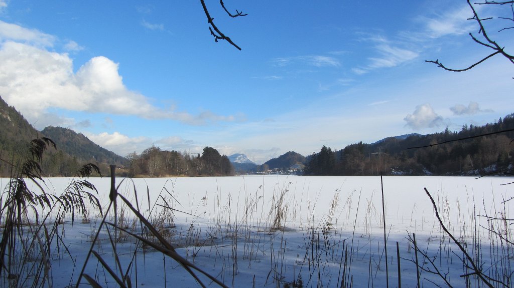 Blick auf den zugefrorenen Reintalersee bei Kramsach.(2.1.2013)