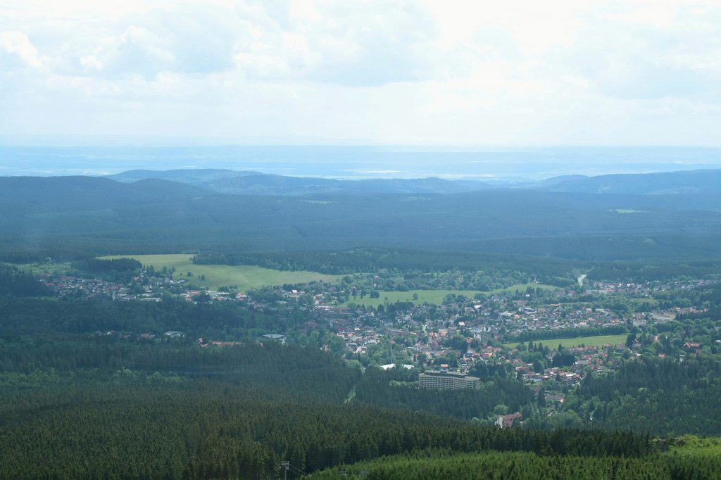 Blick von der Aussichtsplattform im Skisprungschanzenturm auf dem Wurmberg/Harz am 12.06.2011 ber Braunlage, den Sdharz bis zum Thringer Wald. Viele Wolken am Himmel; trotzdem grandiose Sicht