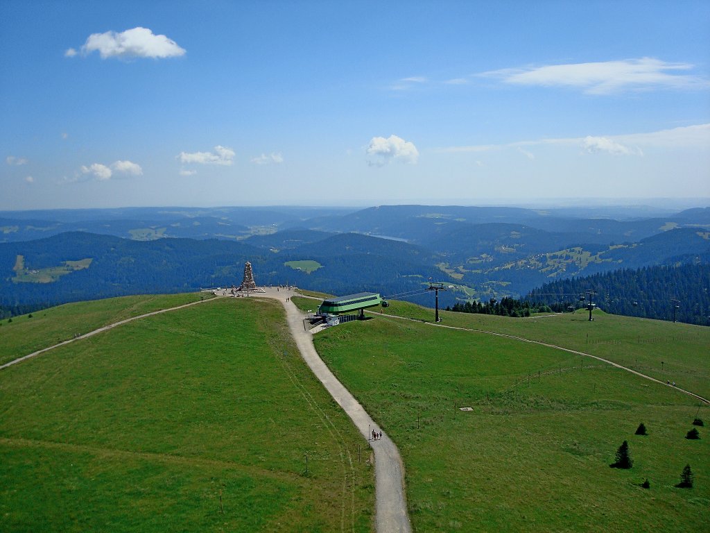 Blick vom Aussichtsturm auf dem Feldberg, hchster Berg des Schwarzwaldes mit 1493m, auf die Bergstation der Seilbahn und das Bismarckdenkmal, Juli 2010