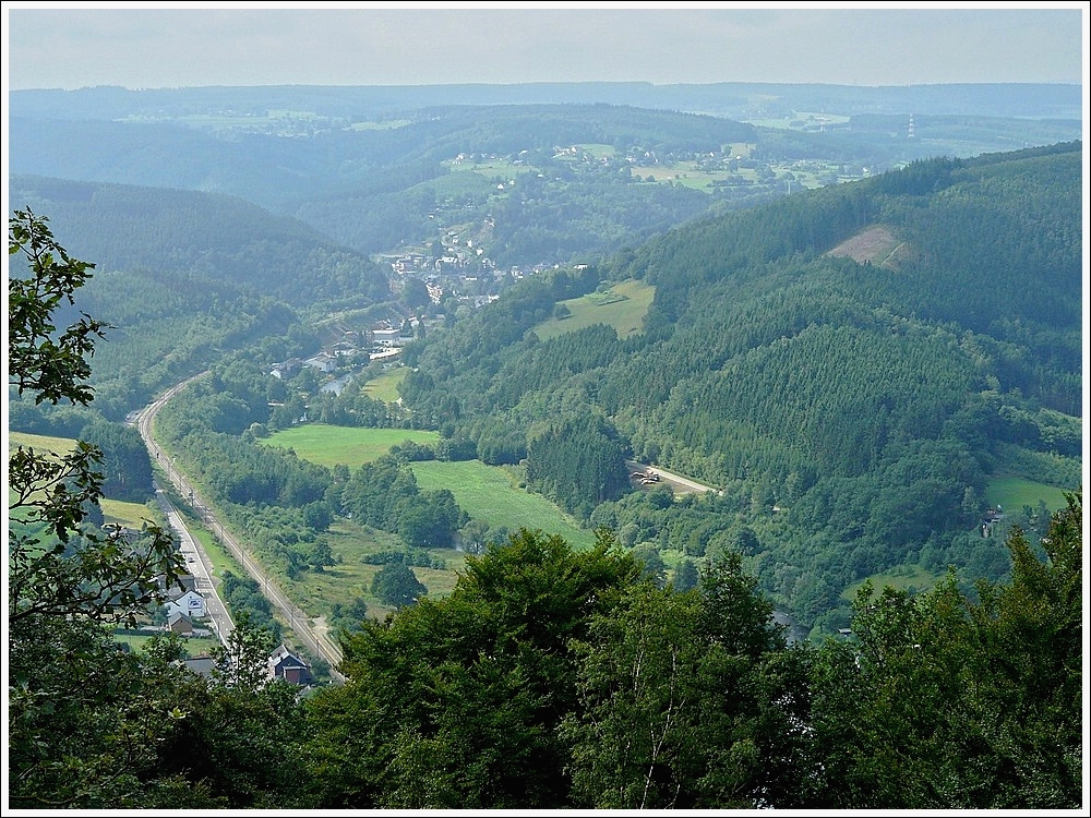 Blick vom Aussichtsturm in Coo auf die belgischen Ardennen mit der Ortschaft Trois-Ponts und der Eisenbahnstrecke Luxemburg-Lttich. 03.08.10