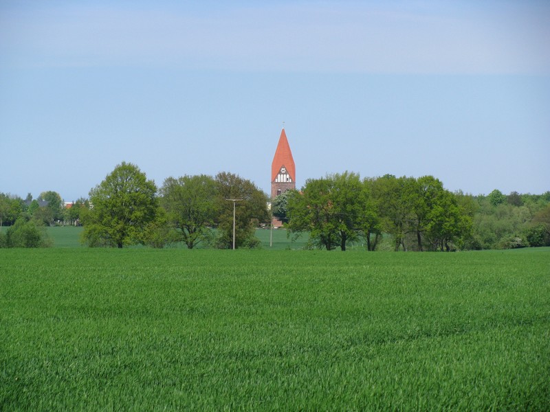 Blick von der B 105 rber nach Preseken mit seiner Kirche (NWM), 23.05.2010