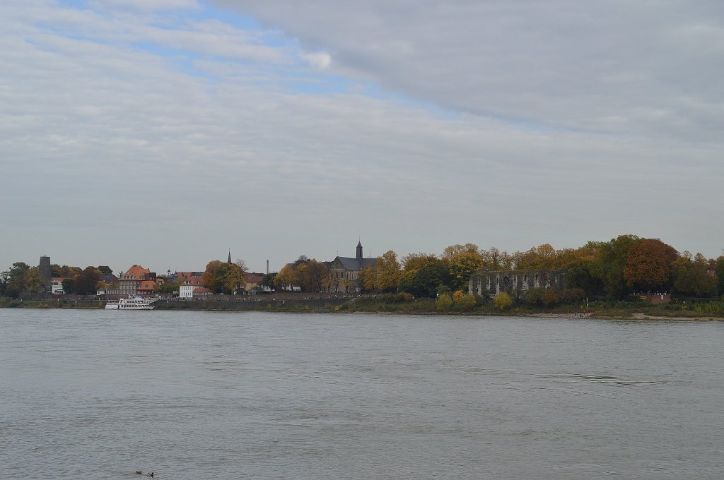 Blick ber den Rhein in Richtung Kaiserswerth. 21.10.2012