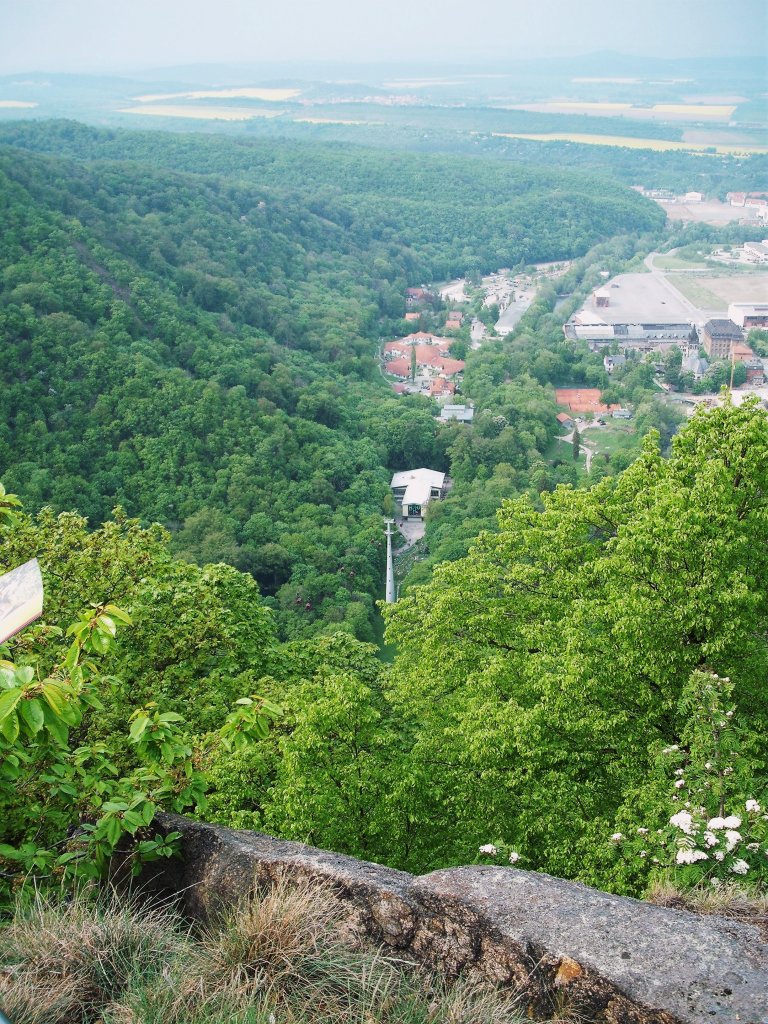 Blick von der Bergstation Hexentanzplatz auf die dazugehrige Talstation Thale.