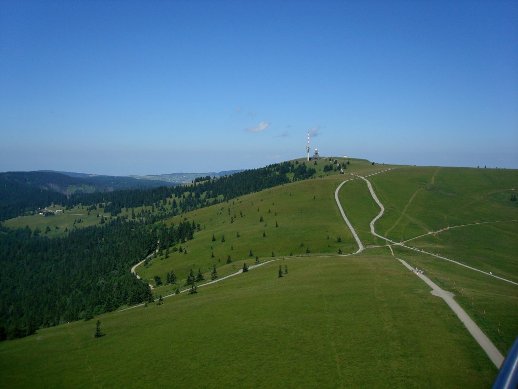 Blick vom Feldbergturm auf den hchsten Schwarzwaldgipfel, den Feldberg mit 1493m,
Juni 2010