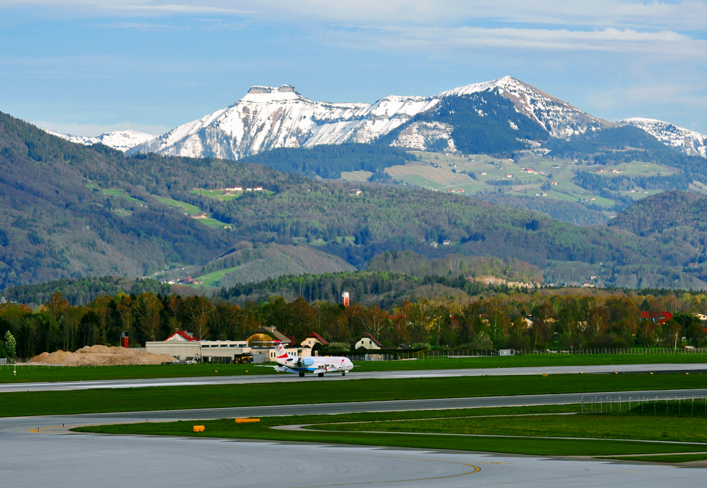 Blick vom Flughafen Salzburg in die sterreichischen Alpen - 26.04.2012
