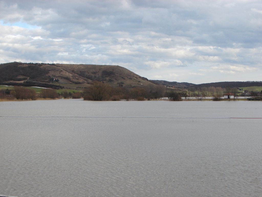 Blick von Laucha auf den Nssenberg bei Weischtz ber das Hochwasser auf den Unstrutwiesen - 28.02.2010