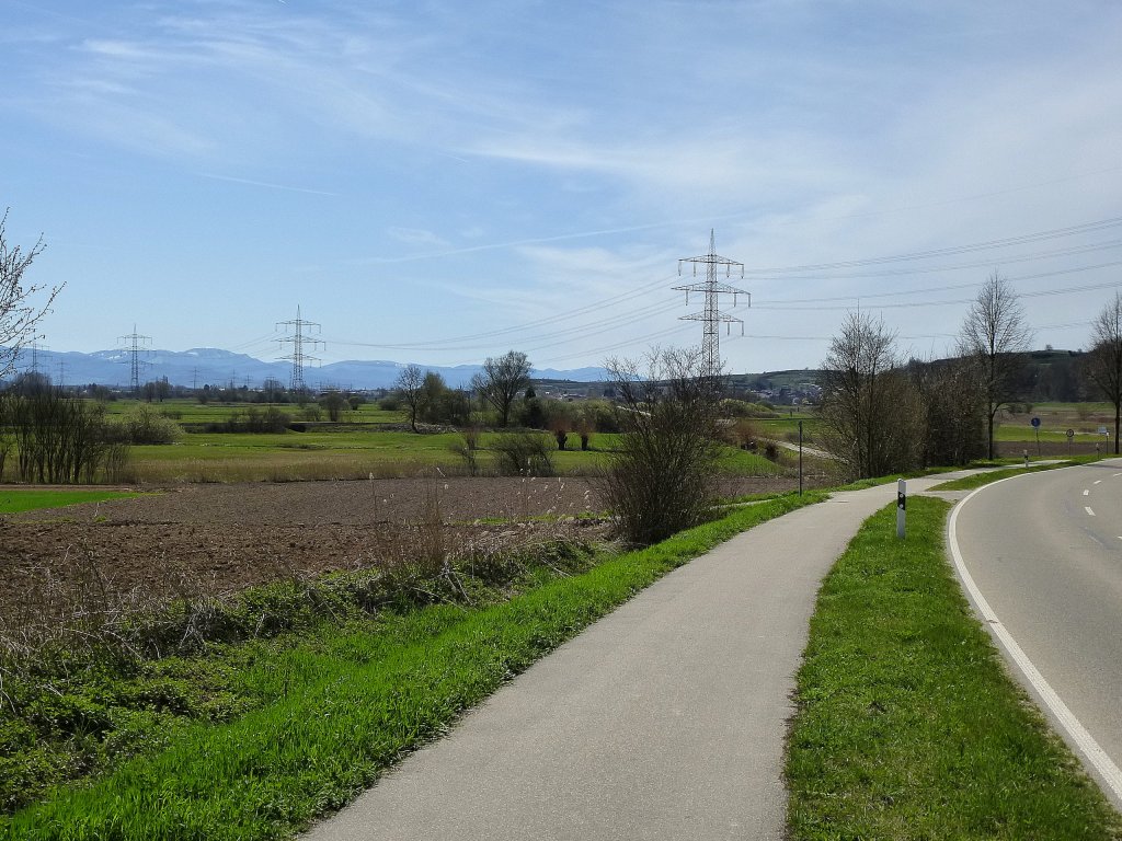 Blick von Riegel gen Sden, rechts der Kaiserstuhl, im Hintergrund der Schwarzwald, April 2013 