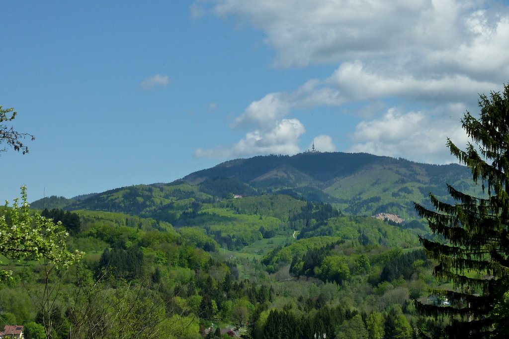 Blick von der Stadt Kandern auf den 1165m hohen Hochblauen im sdlichen Schwarzwald, Mai 2012