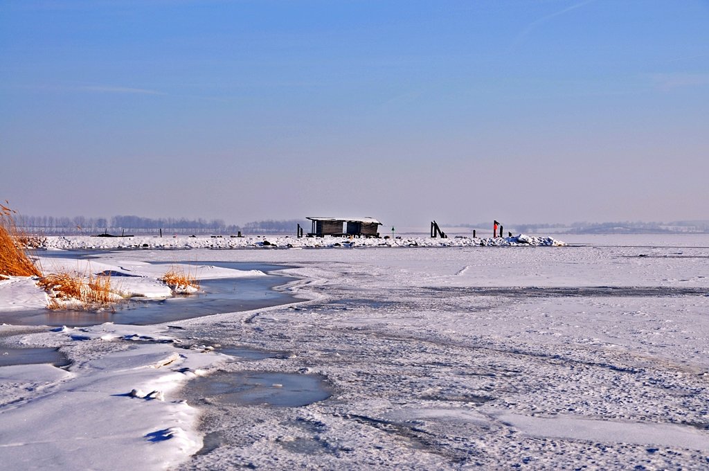 Blick ber den gefrorenen Strelasund vom Dnholm aus Richtung Rgen, 23.01.2010