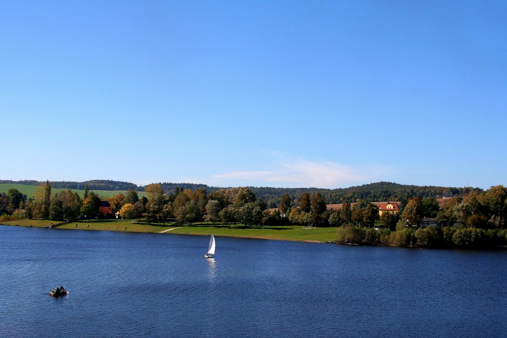 Blick ber die Talsperre Malter ins Osterzgebirge. (Aufnahme vom 09.10.2010 aus einem Zug der Weieritztalbahn)