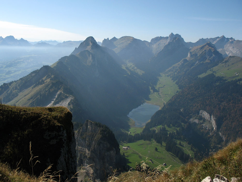 Blick zum Smtisersee (1.209 m NN) im Kanton Appenzell, Innerrhoden im Alpsteinmassiv am Fusse des Hohen Kasten (1.795 m). Der See hat einen unterirdischen Ablauf, sein Wasser tritt im Rheintal wieder zu Tage. In heissen trockenen Sommern  trocknet der See fast vollstndig aus; 12.10.2006
