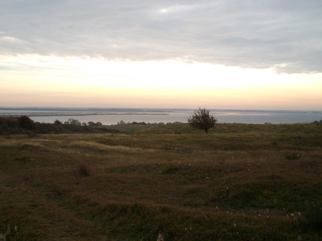 Blick zur groen Nachbarinsel Rgen von der Insel Hiddensee aus. 