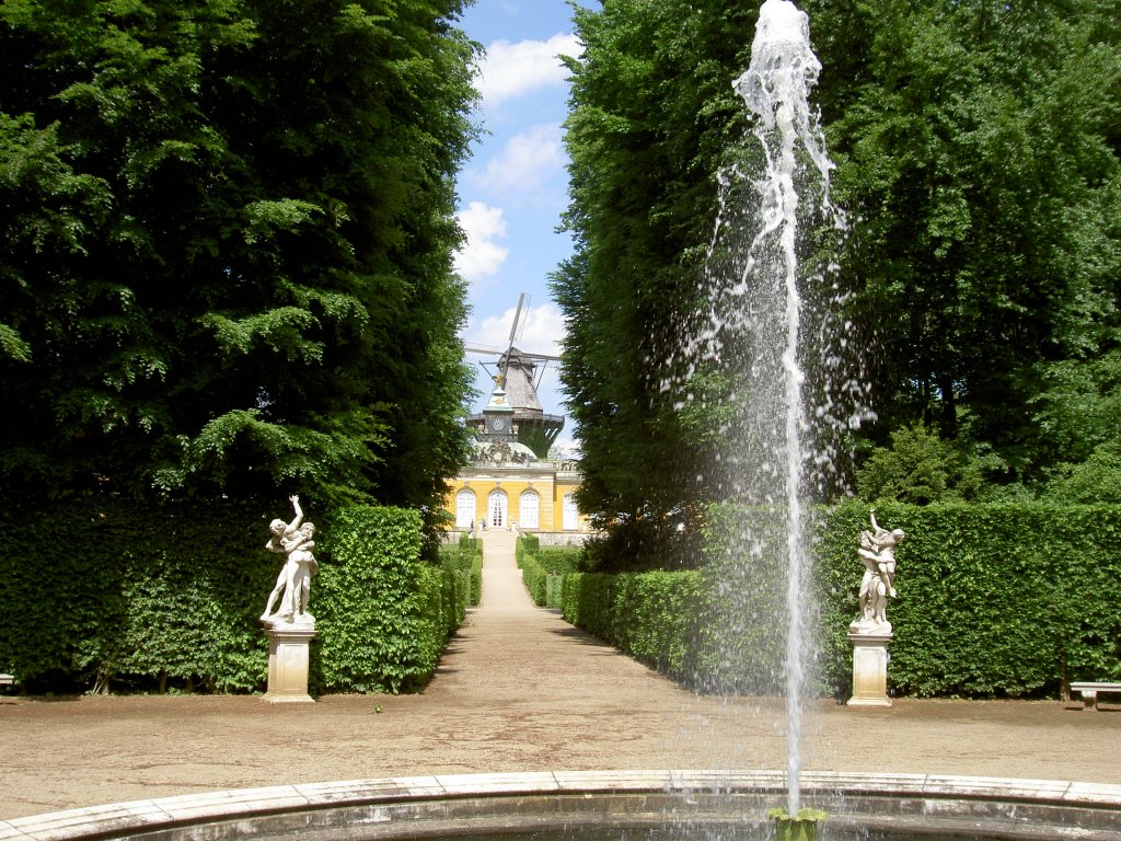 Blick zur historischen Mhle am 15.5.2007 im Park Sanssouci in Potsdam.