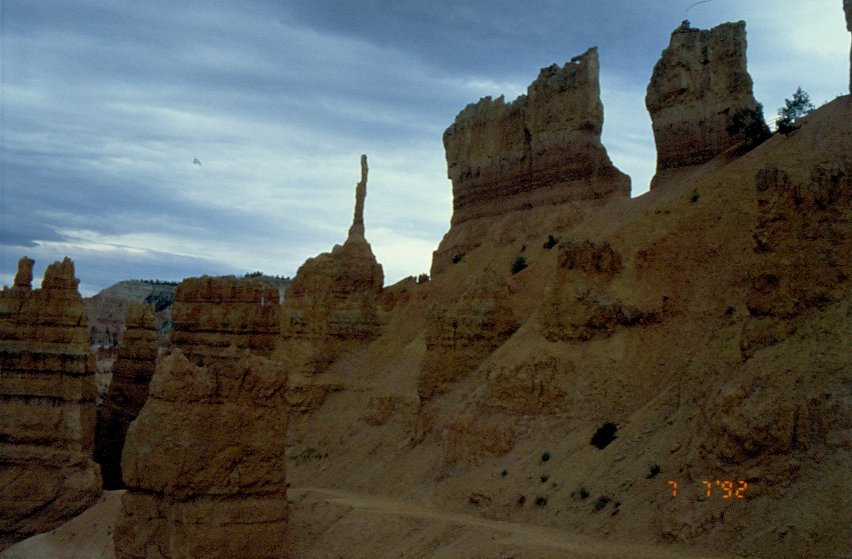 Bryce Canyon am 07.07.1992. Hat dieser dnne Felsen dort nicht eine gewisse hnlichkeit mit dem Finger von E.T.? -  Nach Hause telefonieren 