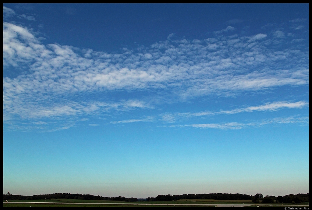 Cirrocumuluswolken treiben ber den Flughafen von Dresden. (14.09.2012)