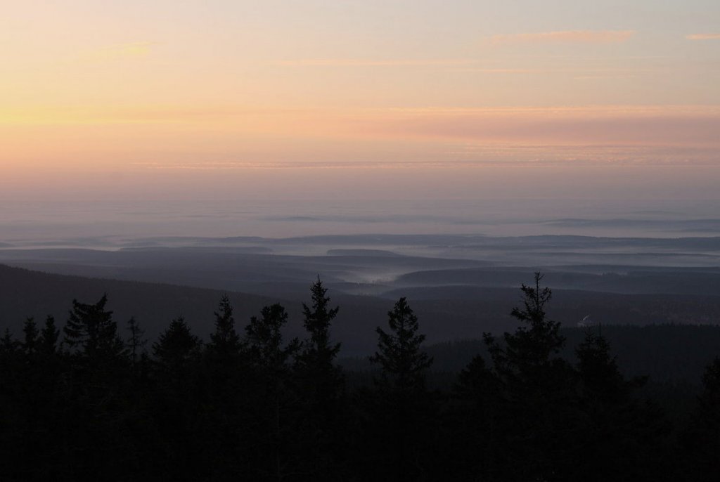 Das Braunlager Bodetal und der Ostharz unter einem Nebelmeer; Blick am frhen Morgen des 22.10.2012 bei Sonnenaufgang von der Felskanzel der Achtermannshhe Richtung Sdosten...