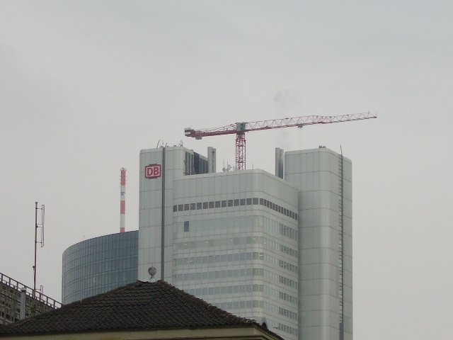Das Jrgen Ponto Hochhaus mit DB Keks und Kran in Frankfurt am Main am 22.01.10