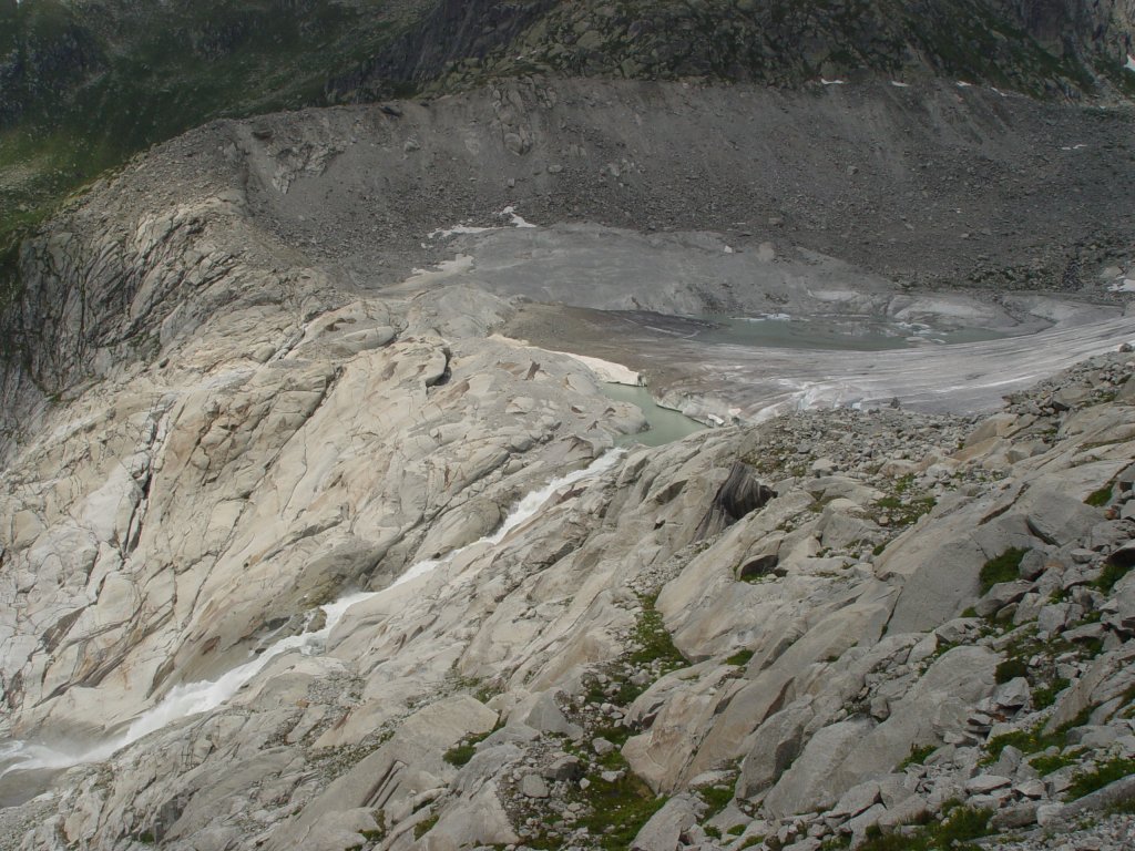 Der Ausfluss aus dem Rhnegletscher am 11.07.2008. Dies ist der Beginn der Rhne, quasi hier als  Neugeborenes 