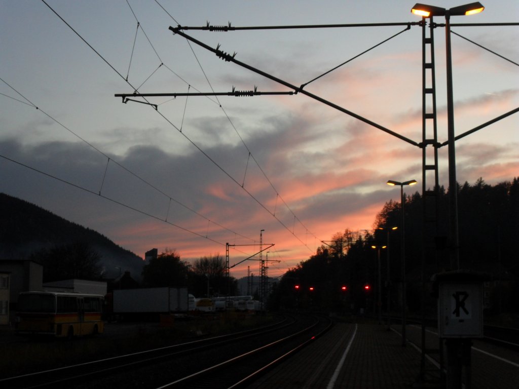 Der Himmelbrennt ber dem Bahnhof Pressig-Rothenkirchen am 30.10.10
