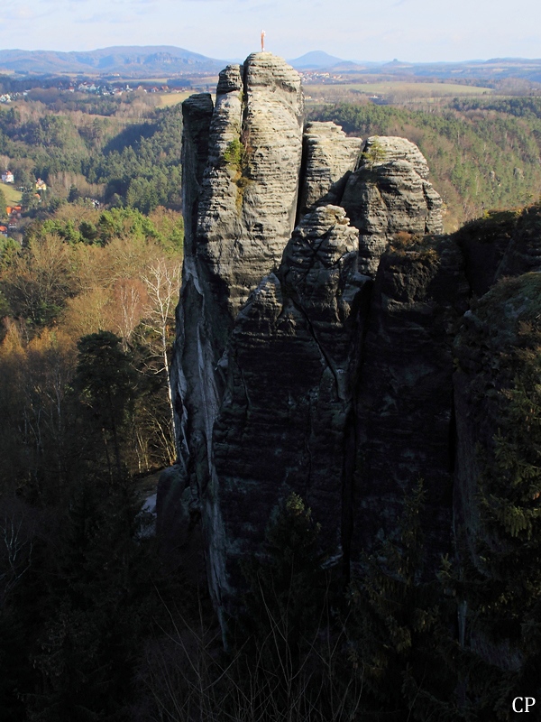 Der  Mnchstein  war ebenfalls Teil der Felsenburg Neurathen. Auf der Felsspitze befindet sich die Figur des  Schlafwandelnden Mnchs . (19.03.2011)